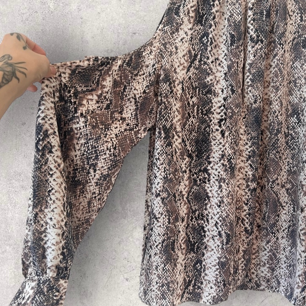 Revolve L’Academie Los Angeles Snakeprint Cold Shoulder Top Size XS - Picture 12 of 13